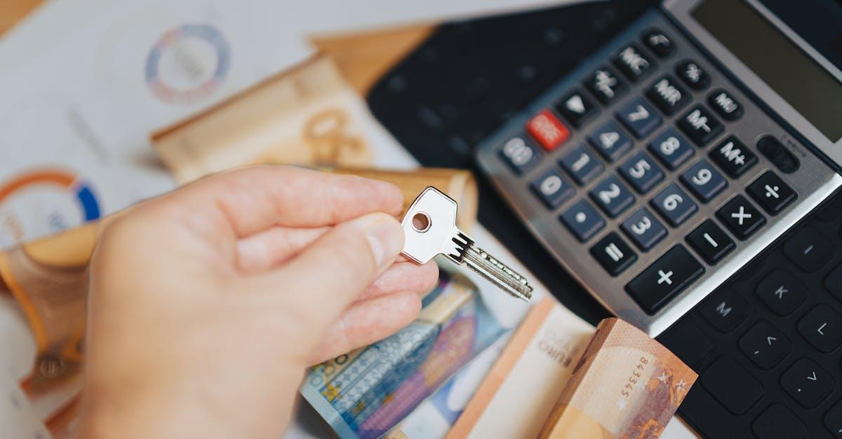 Awarie w mieszkaniu a ubezpieczenie: co obejmuje polisa i jak zgłosić szkodę?