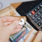 Awarie w mieszkaniu a ubezpieczenie: co obejmuje polisa i jak zgłosić szkodę?