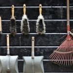 Domek na narzędzia z metalu czy drewna? Porównanie kosztów, trwałości i montażu