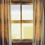 Jak usunąć pleśń ze ściany przy oknie? Krok po kroku: skuteczne metody i zapobieganie