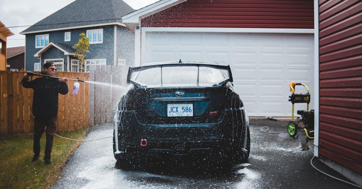 Czy można myć samochód na własnym podjeździe? Prawo, ekologia i praktyczne wskazówki