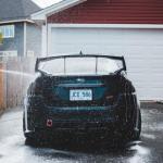 Czy można myć samochód na własnym podjeździe? Prawo, ekologia i praktyczne wskazówki