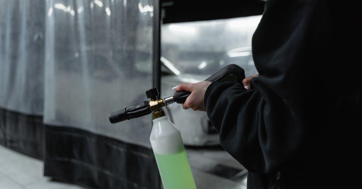 Pistolet do pianki montażowej - jak go czyścić i konserwować? Poradnik krok po kroku