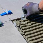 Poziomica laserowa – czy ułatwia układanie płytek? Praktyczny poradnik z przykładami