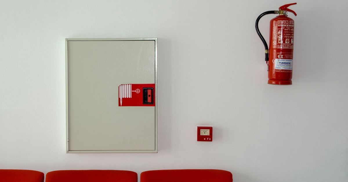 Bezpieczeństwo instalacji w mieszkaniu: praktyczny poradnik elektryki, gazu i wody
