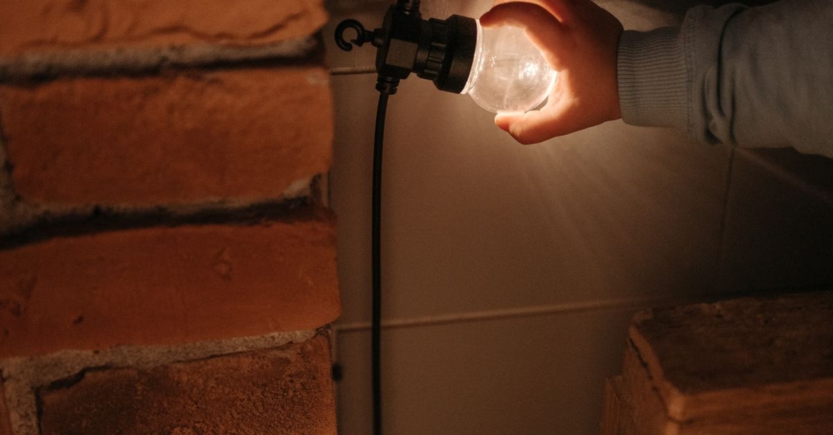Jak zrobić oświetlenie solarne w podjeździe z kostki? Praktyczny poradnik krok po kroku