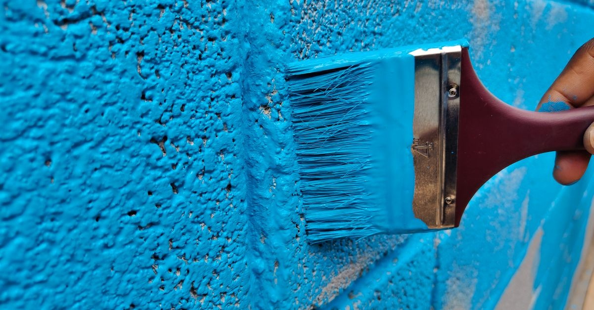 Renowacja starej elewacji – mycie, gruntowanie i malowanie krok po kroku: jak odświeżyć fasadę i uniknąć błędów