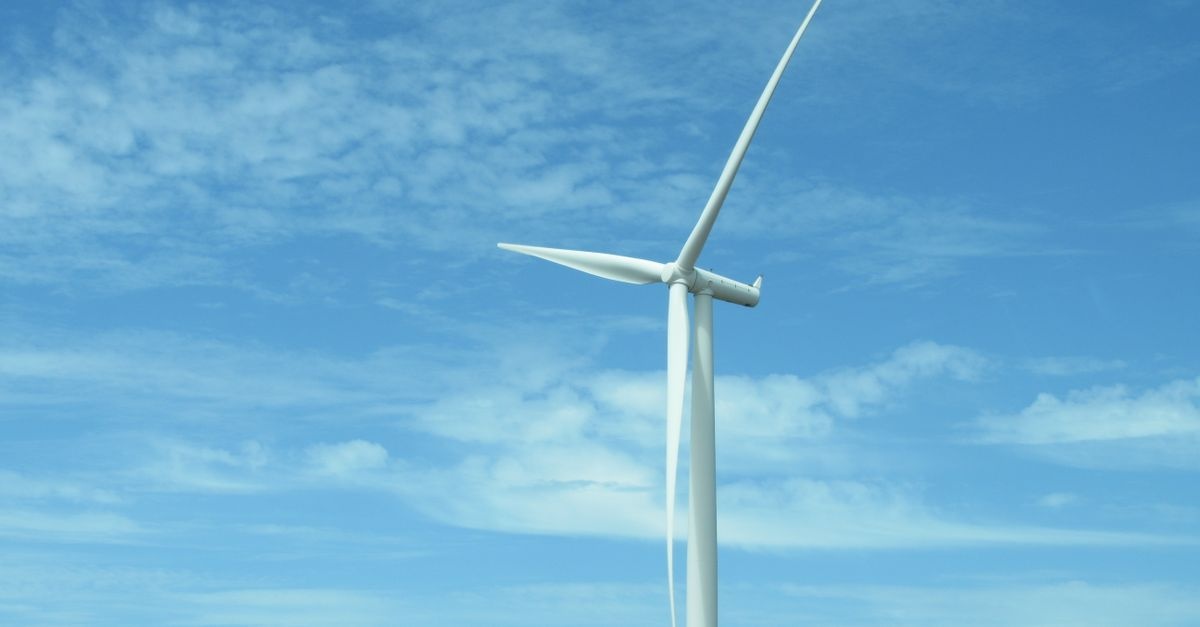 Elektrownie wiatrowe przy domu: zalety i wady, koszty i opłacalność