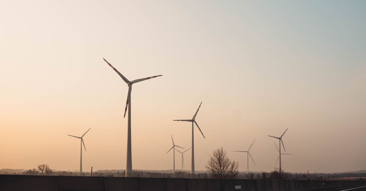 Energia wiatru i słońca — jak je połączyć w wydajny system hybrydowy