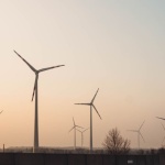 Energia wiatru i słońca — jak je połączyć w wydajny system hybrydowy