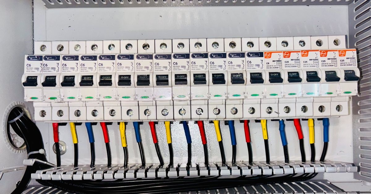 Domowy system zarządzania energią (HEMS) – korzyści, oszczędności i inteligentny dom w praktyce